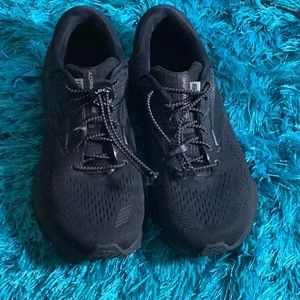 BROOKS ADRENALINE 19 women's shoe size 8 in very good condition